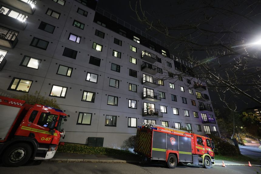 Hasleveien 9 var ferdig evakuert klokken 19.  Foto:  Arash A. Nejad