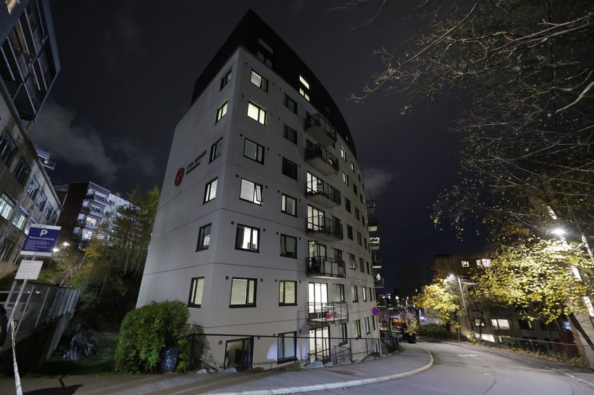 Hasleveien 13 var ikke evakuert da TUs fotograf var på stedet rundt klokken 19 søndag kveld. Foto:  Arash A. Nejad