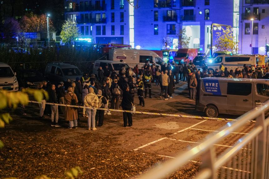 Mange av beboerne i studentboligen står samlet utenfor. Nødetatene jobber på stedet etter at det har gått et jord- og steinras i en skråning ved Carl Berner i Oslo.  Foto:  Thomas Fure / NTB