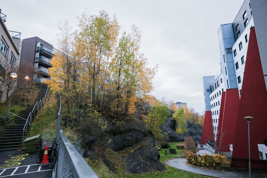 Hasleveien 11 er blant blokkene som har blitt evakuert etter jord- og steinras på Carl Berners plass søndag ettermiddag. Foto: Arash A. Nejad