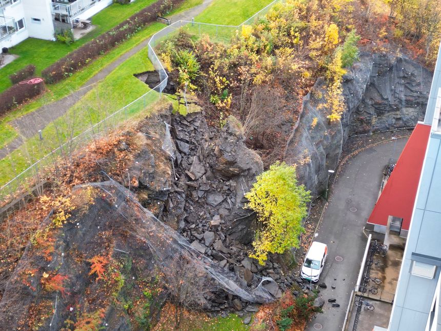 Titalls tonn med stein kan rase inn i studentboligen på Carl Berner i Oslo. Foto: Arash A. Nejad