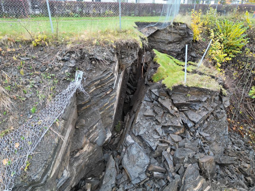Store steinmasser har løsnet ved studenthuset. Rester av fjellsikringen synlig på bildet. Foto: Arash A. Nejad