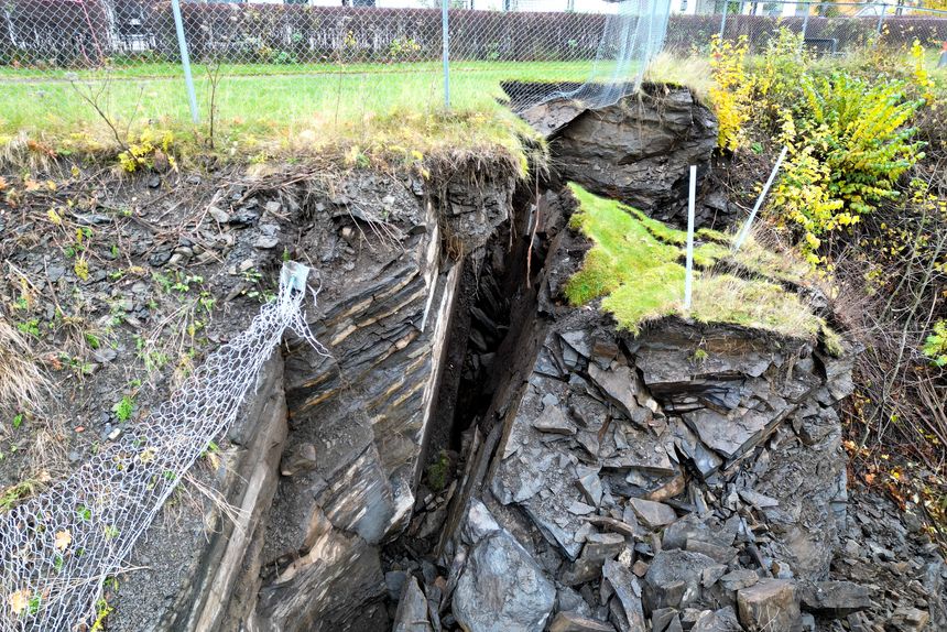 Store steinmasser har løsnet. Sikring med metallnett er absolutt ikke nok til å sikre mot skred som dette, sier professor Hans Ola Fredin ved NTNU. Foto: Arash A. Nejad