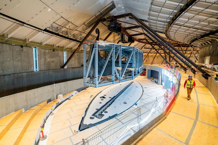 Osebergskipet ble flyttet i midten av september. Her et bilde fra den siste fasen hvor skipet ble senket sakte ned til siste havn. Foto: Fredrik Varfjell/NTB