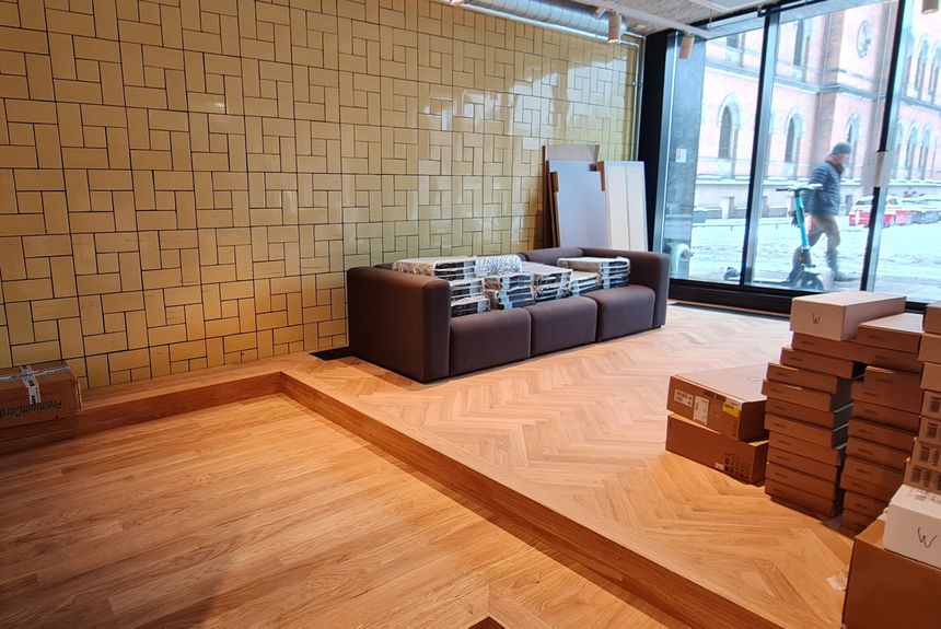 Om noe blir brukt om igjen, materialgjenvunnet eller brent, skal gi ulike utslag i klimaregnskapet, ikke havne i fotnoter. Her i Kristian Augusts gate i Oslo, har man gått for gjenbruk. <span>Foto: Knut Bjørheim</span>