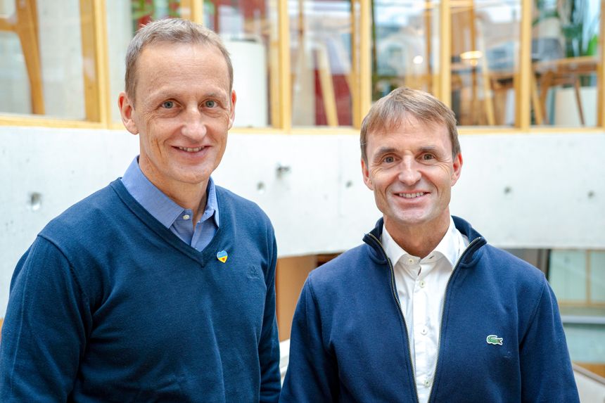 Portrett av forsvarssjef Eirik Kristoffersen og hans bror, generalmajor Frode Kristoffersen i anledning lanseringen av deres nye bok, «Beredt – Forsvarsevne og motstandskraft». Foto: Jonas Fæste Laksekjøn / NTB