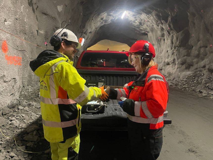 Bergsprengingsleder Andreas Hagen Hella (tv.) og byrådsleder Christine B. Meyer i Bergen fyrte av gjennomslagssalven fra tverrslaget mellom de to tunnelløpene i tunnelen. Foto: Ingrid Feet Bjørgo/Statens vegvesen