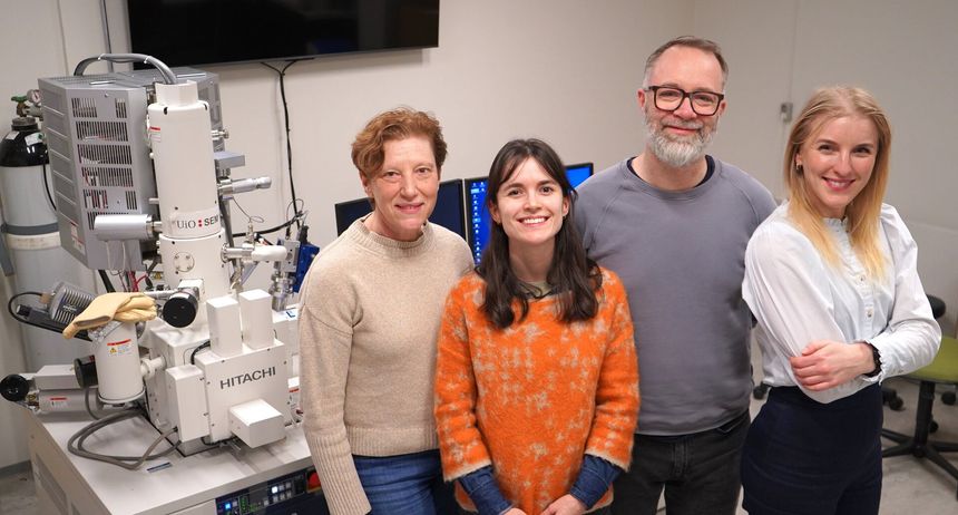 Anja Olafsen Sjaastad, Lisa Gross Maurer, Steven Wilson og Frøydis Skottvoll foran elektronmikroskopet. Foto: Gina Aakre/UiO