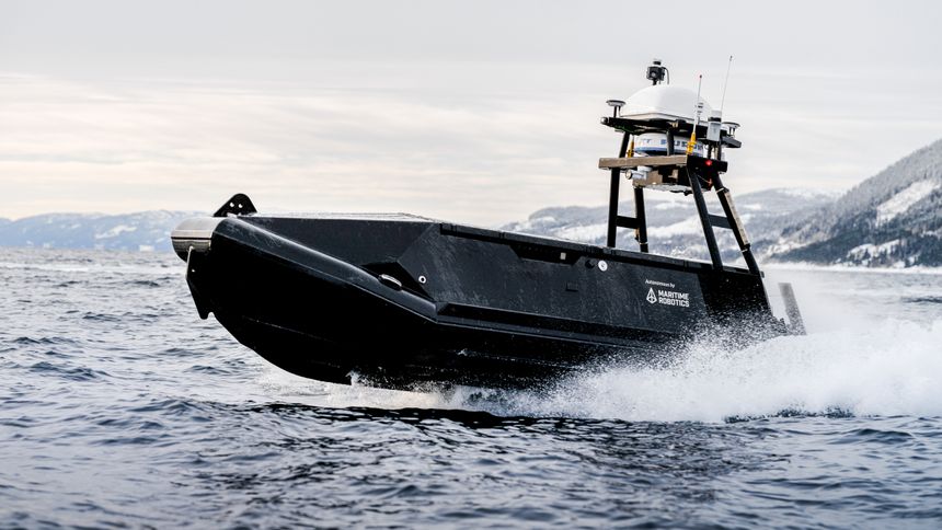 Ved første øyekast ligner den nesten en rib, men det er sensorer, ikke turister, om bord. Foto:  Maritime_Robotics