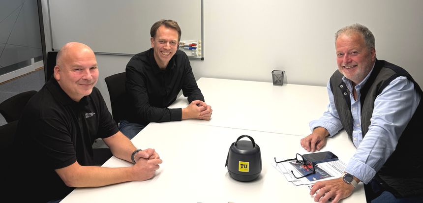 Roger Kvam (t.v.) i Sigma2 og Hans Ivar Skjelbred (midten) i Sintef er gjester i ukens podkast om den nye norske superdatamaskinen. Foto: Sigma2