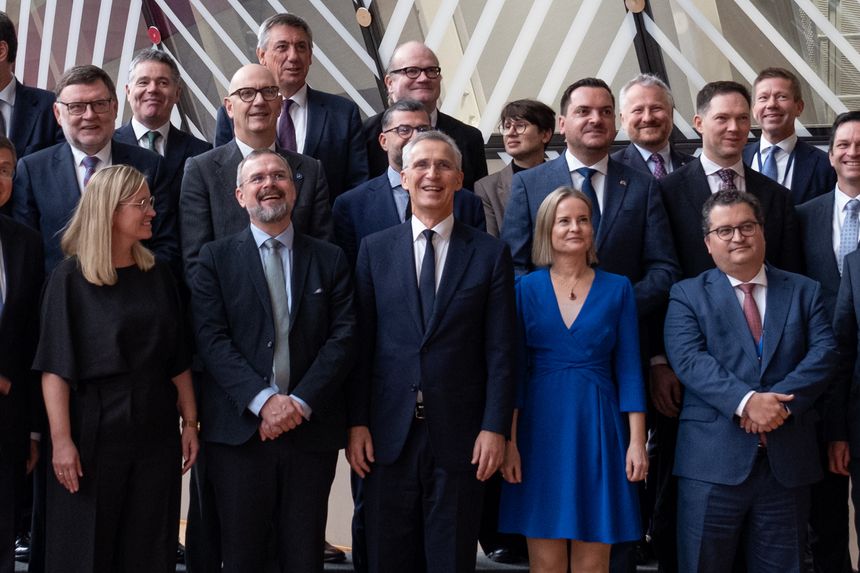 Familiebilde med EU og EFTAs finansministere torsdag. Foto:  Philippe Bédos Ulvin/Energi og Klima