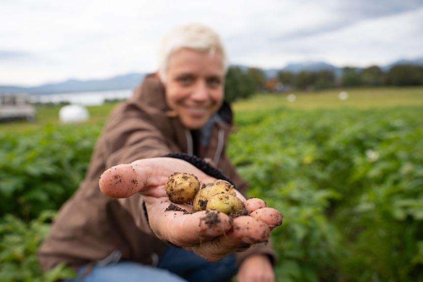 – Vi må dyrke mer i nord, sier professor Magritt Brustad. Hvis du ikke har hage, kan du dyrke ting i kasser på verandaen. Foto: Jørn Berger-Nyvoll/UiT