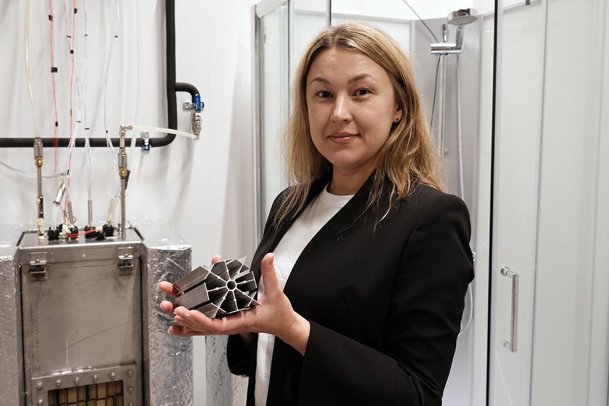 Forsker Galina Simonsen med kjøleribbene som brukes i løsningen. Foto: Sintef