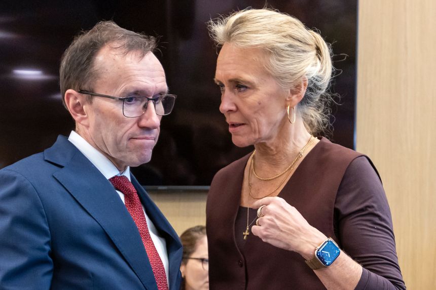 Islands utenriksminister Thorgerdur Katrin Gunnarsdottir beskriver forholdet til EU og Norden som en «gigantisk kjærlighetsaffære». Her sammen med Norges utenriksminister Espen Barth Eide. Foto: Geert Vanden Wijngaert/AP/NTB