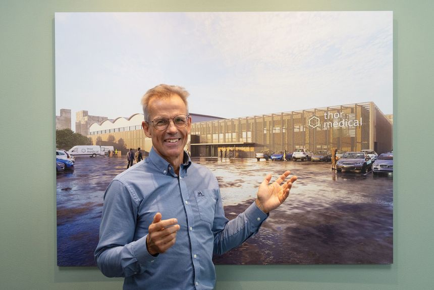 – Det norske firmaet Thor Medical utvinner en av de viktigste nuklidene i radioaktiv medisin, bly-212, fra naturlig thorium, forteller Sindre Petter Hassfjell. Foto:  Yngve Vogt/Apollon