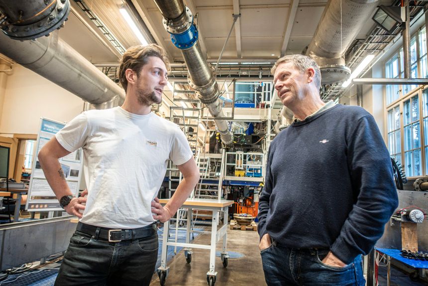 Maskiningeniørene Ludwig Kuhn (til venstre) og Ole Gunnar Dahlhaug sier samarbeidet med biologer har vært en øyeåpner, med tanke på utfordringene som følger med vannkraftverkene. Foto:  Sølvi W. Normannsen