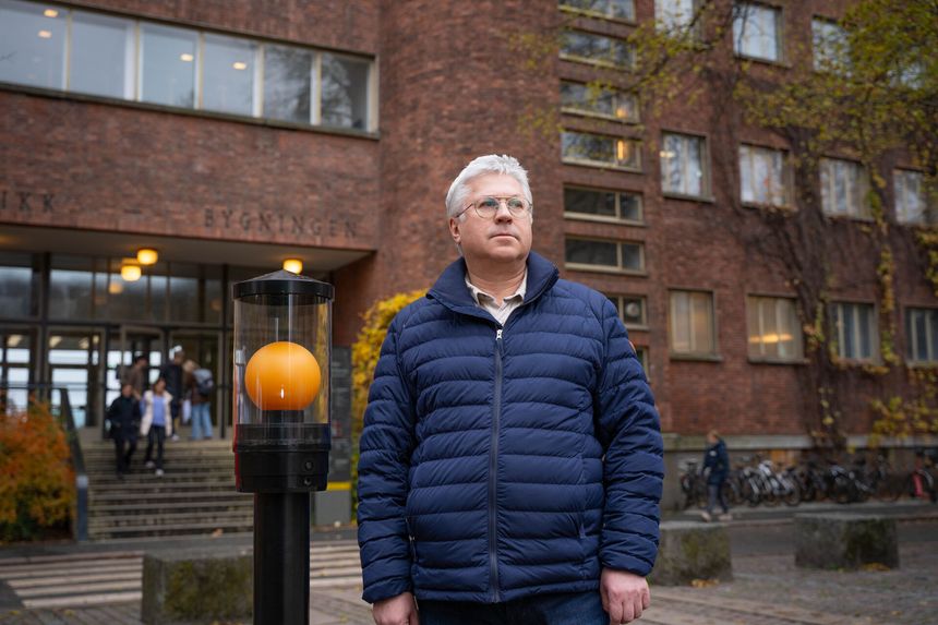 Planetsletta er montert foran Fysikkbygningen. Målet er å få på plass hele solsystemet. Foreløpig er det. sola, jorda og månen du kan se i små montre. Foto: Magali Courtade / UiO