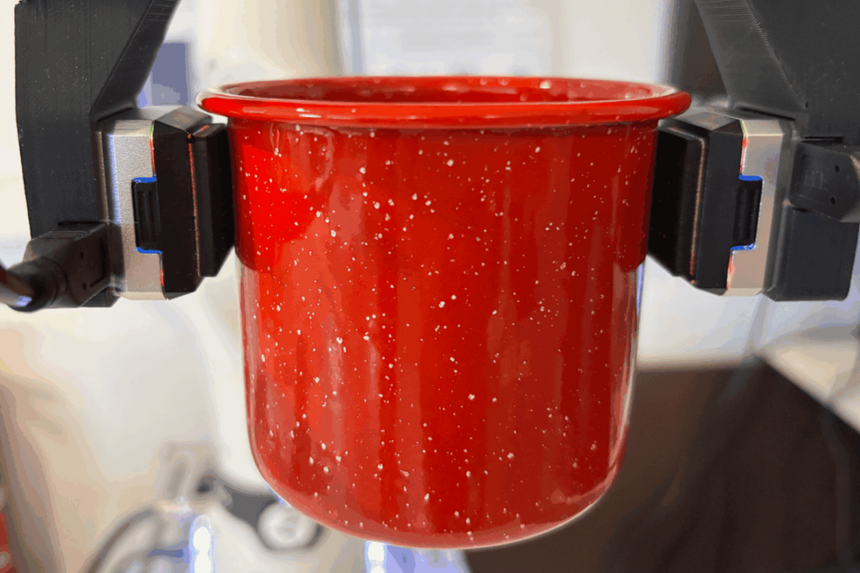 Glatt kopp – fylt med vann. Men ikke noe problem å skjønne for roboten, som lett klarer å gripe og holde den. Foto:  Henriette Krogness/Gemini