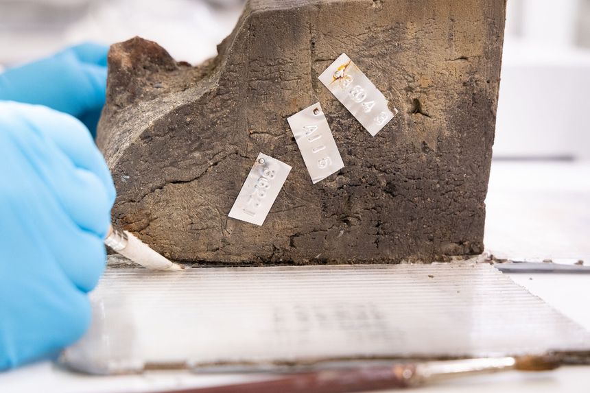 De fleste naglene var i så dårlig forfatning at de måtte bevares i jordblokker. Konservatorene kaller dem for naglepreparater. Foto:  Yngve Vogt/Apollon