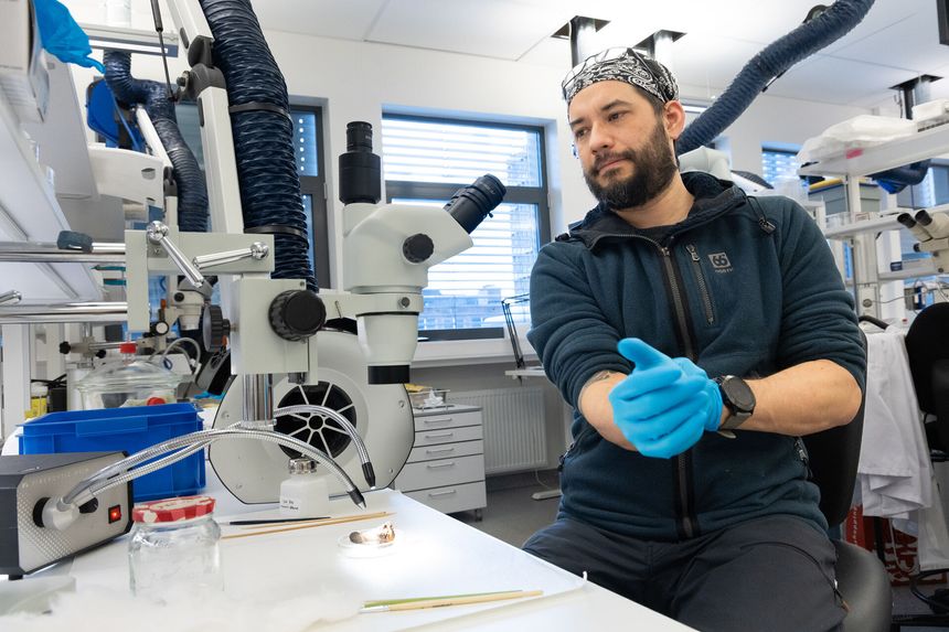 Justin Kimball skanner alle jordblokkene for å se hvor naglene befinner seg og lager en tre-dimensjonal datamodell av skipet. Til sammen er det snakk om mer enn 1500 nagler. Foto:  Yngve Vogt/Apollon