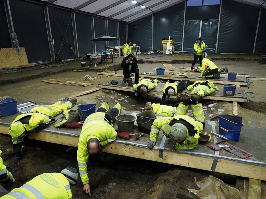 Arkeologene måtte jobbe nennsomt for å grave ut Gjellestadskipet. Foto:  Kulturhistorisk museum/UiO