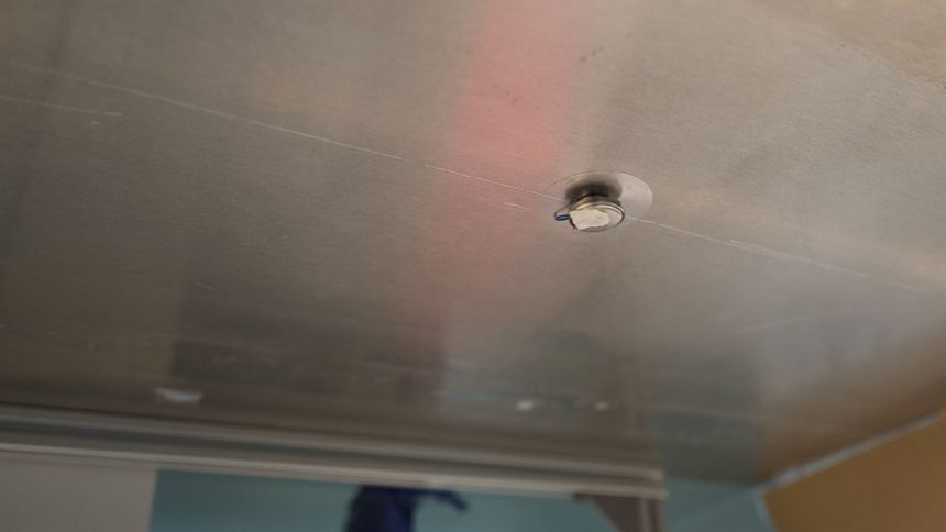 Her svever en liten robot under taket. Avstanden til taket er svært liten, derfor ser det ut som at den er limt til himlingen. I realiteten svever den. Foto:  Elina Melteig/UiO