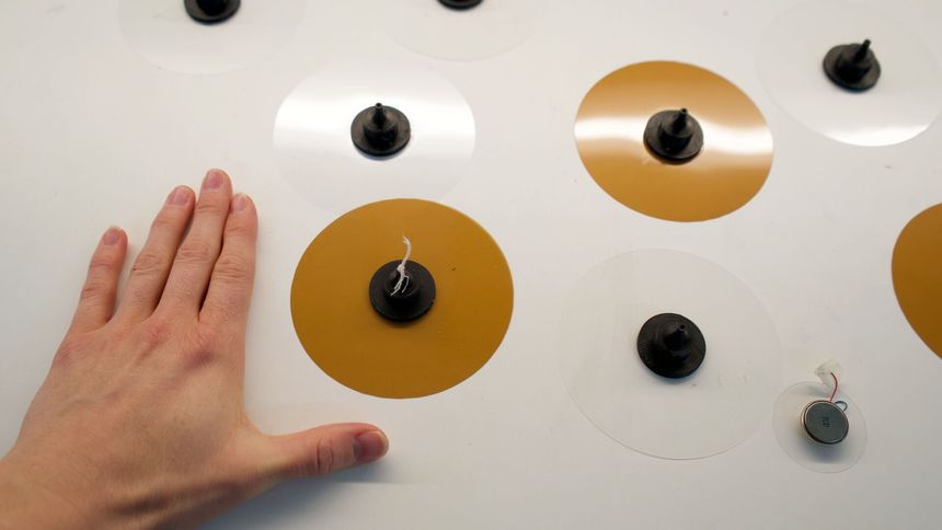 Andreas Carlson har en sverm av små roboter i laboratoriet. Forskerne veksler mellom størrelser og materialer for å lære mest mulig om hvordan de kan brukes. Foreløpig er de fleste av robotene små. Foto:  Elina Melteig/UiO