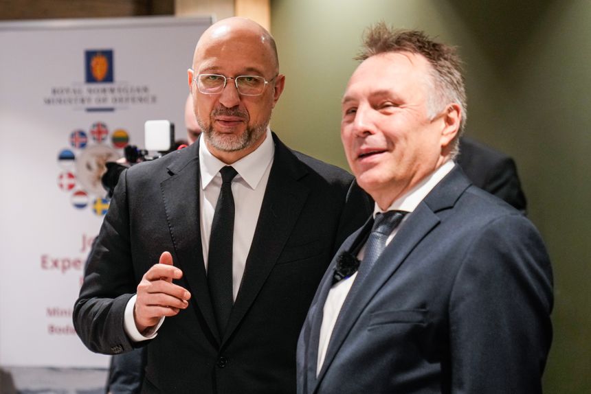 Ukrainas forsvarsminister Denys Sjmyhal (f.v.) og forsvarsminister Tore O. Sandvik (Ap) undertegnet nylig intensjonsavtalen om droneproduksjon i Norge. Her er de to på forsvarsministermøtet i Joint Expeditionary Force (JEF) i Bodø i starten av november. Foto:  Fredrik Varfjell/NTB