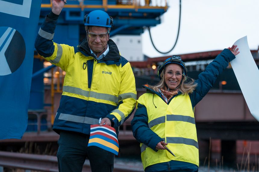 Michael Palo og Marit Waleniussen i LKAB har akkurat erklært den nye skipslasteren for åpnet. Foto: LKAB