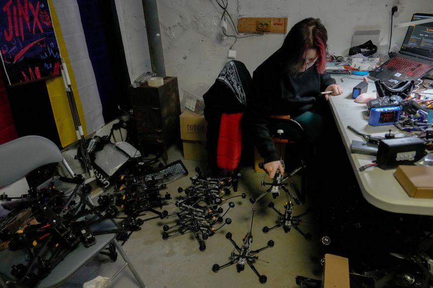 Tsjibi er dronetekniker, hun finner det mer spennende enn å fly dem selv. Foto:  Julia Demaree Nikhinson / AP / NTB