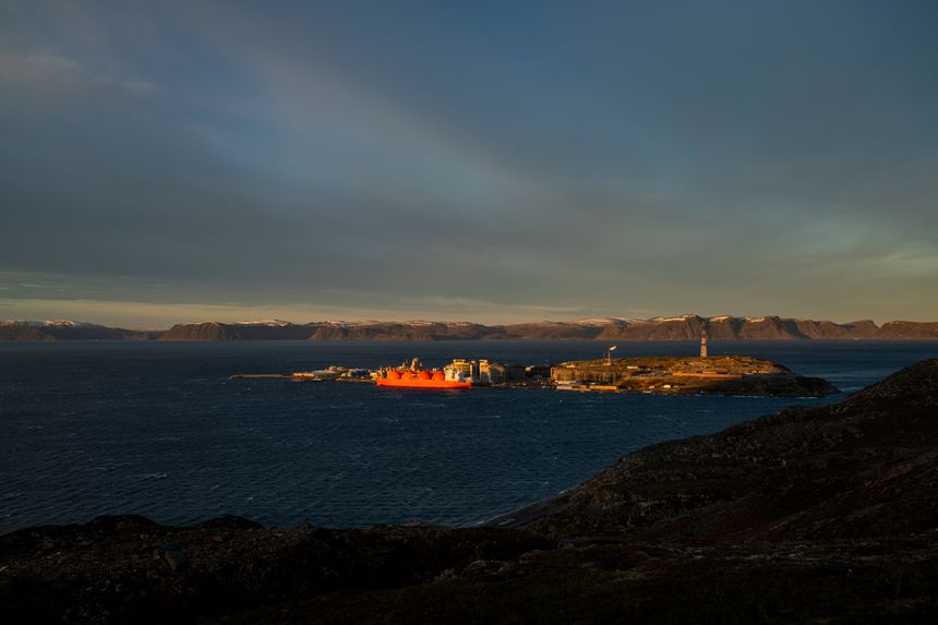 Hammerfest LNG/Melkøya mottar gass fra Snøhvitfeltet. Gassen kjøles ned slik at den blir flytende og kan fraktes på skip til kunder i Europa. Ved utvidelse av anlegget vil det være mulig å motta gass fra flere felt Foto:  Fredrik Varfjell/NTB