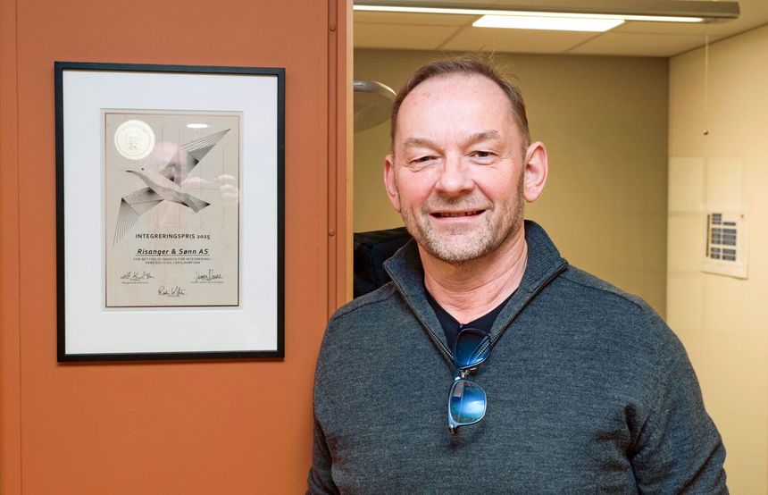 Sjuer Risanger fikk pris for sitt arbeid med inkludering gjennom malerbedriften han leder. Foto: Georg Mathisen