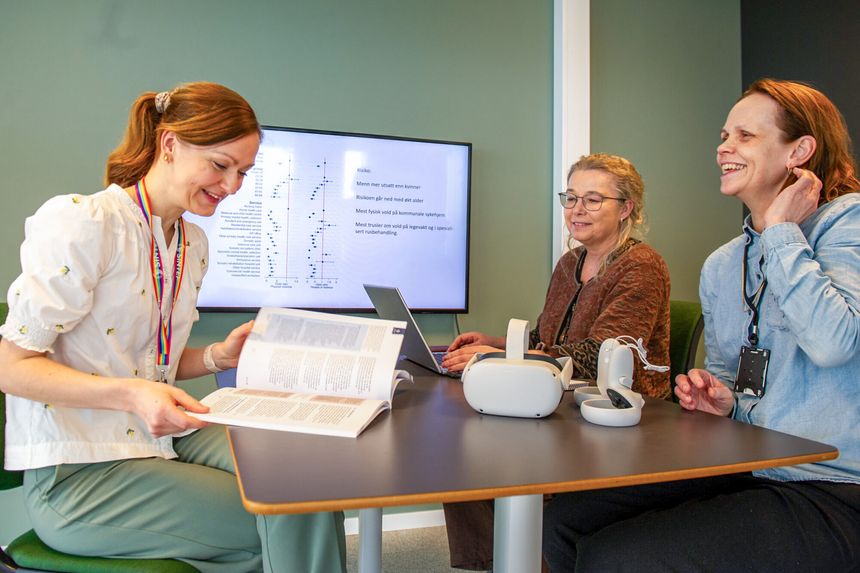 Sintef-forskerne Mari Gunnes, Solveig Osborg Ose og Kristin Thaulow. Vi kan og må gjøre mer for å få de som står utenfor utdanning eller jobb inn i arbeidslivet, er deres hovedbudskap. Forsker Tove Håpnes var ikke tilstede da bildet ble tatt. Foto: Karoline Ravndal Lorentzen