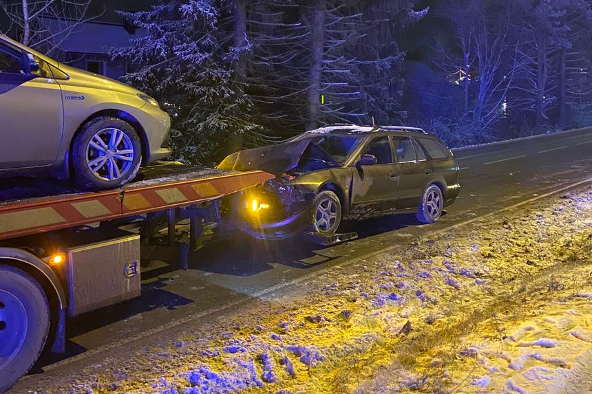 Foto fra 2021. Denne vinterkvelden hadde bergingsbilen hentet én bil og reist rett til neste oppdrag. Jeg tok bildet mens jeg ventet på å komme meg forbi med egen bil. Foto:  Kristina Fritsvold Nilsen
