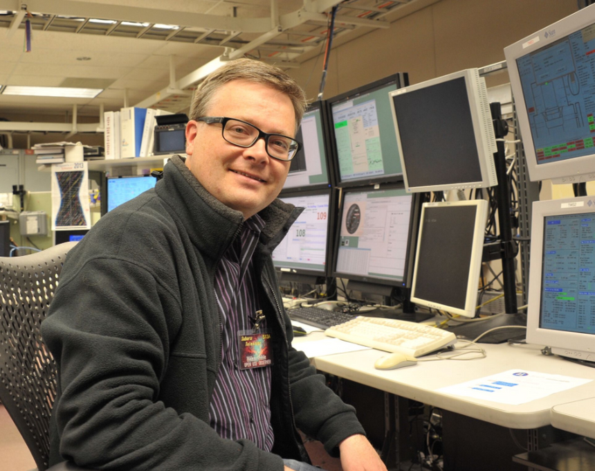De har fått seg noen overraskelser, sier Håkon Dahle, som er forsker i kosmologi og ekstragalaktisk astronomi ved Universitetet i Oslo. Foto:  UiO