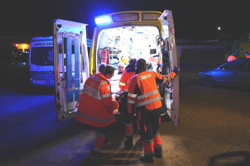 En av de skadede tas med i ambulanse etter togulykken i Sør-Spania søndag. Foto:  Francisco J. Olmo / Europa Press via AP / NTB