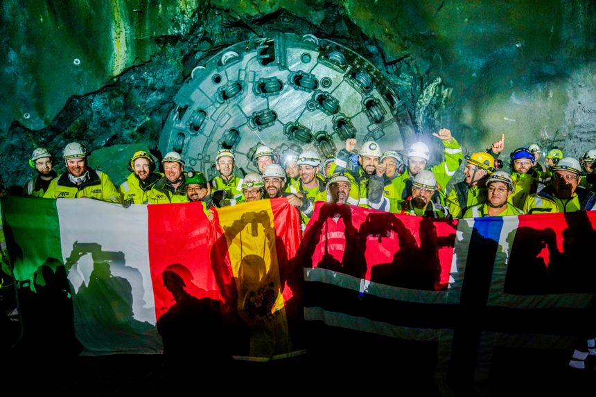Feiring med flagg inne i fjellet under Huseby. <span>Foto: Heiko Junge/NTB</span>