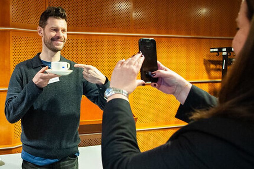 Bjørnar Moxnes i Rødt poserer med en EU-kopp. Foto:  Theis Roksvåg / Norges delegasjon til EU