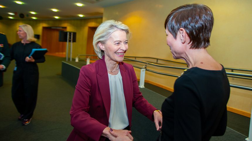 Kommisjonspresident Ursula von der Leyen og påtroppende Høyre-leder Ine Marie Eriksen Søreide kjenner hverandre fra før. Foto:  Theis Roksvåg / Norges delegasjon til EU