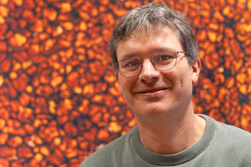 Det er anslått at det finnes rundt 750.000 Ellerman-bomber på solen til enhver tid, forteller Luc Rouppe van der Voort foran et bilde med Ellerman-bomber. Foto:  Yngve Vogt