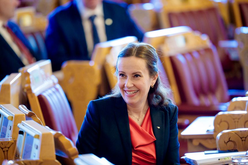 Fiskeri- og havminister Marianne Sivertsen Næss (Ap) mottok onsdag en rapport fra Maritimt Forum, som foreslår en ny maritim strategi. Foto:  Stian Lysberg Solum/ NTB