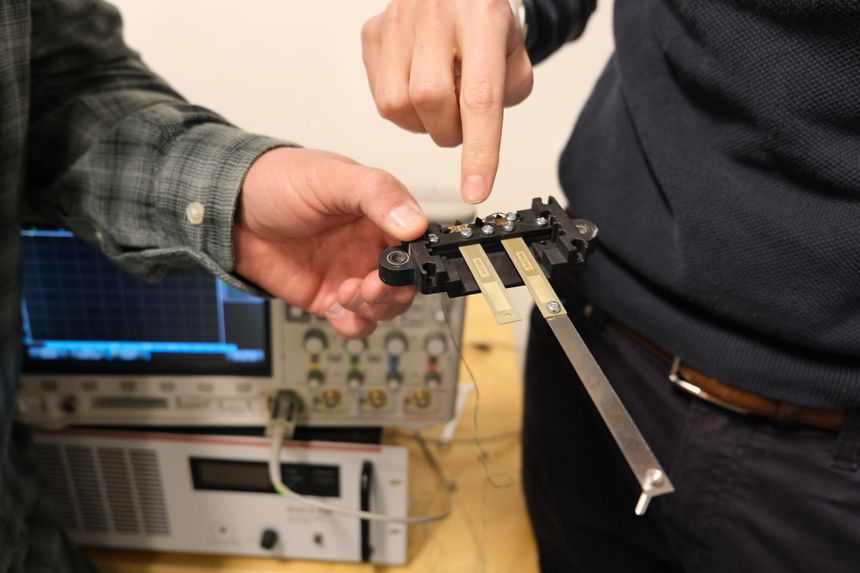 Denne dingsen fanger vibrasjoner – og gjør dem om til energi. Teknologien kan brukes der det ikke finnes strøm, for eksempel i regioner som mangler stabil tilgang til elektrisitet. Foto:  Emma Sæther