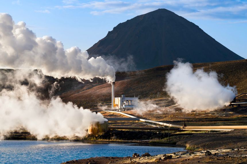 Geotermisk energi skaper naturlige vibrasjoner. Energien kan fanges og brukes i sensorer som befinner seg i dypet – og som ikke har tilgang til strøm. Dette er anlegget Bjarnarflag Geothermal Power Plant på Island. Foto:  Serge Yatunin/ Istock