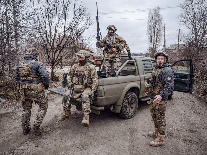 Ukrainske soldater før oppdrag ved frontlinjen nær Kostjantynivka i Donetsk-regionen i Ukraina 17. februar i år. De ukrainske soldatene ser ikke ut til å gi opp kampen om å forsvare seg mot Russland. Foto: Iryna Rybakova / Ukrainas militære via AP / NTB