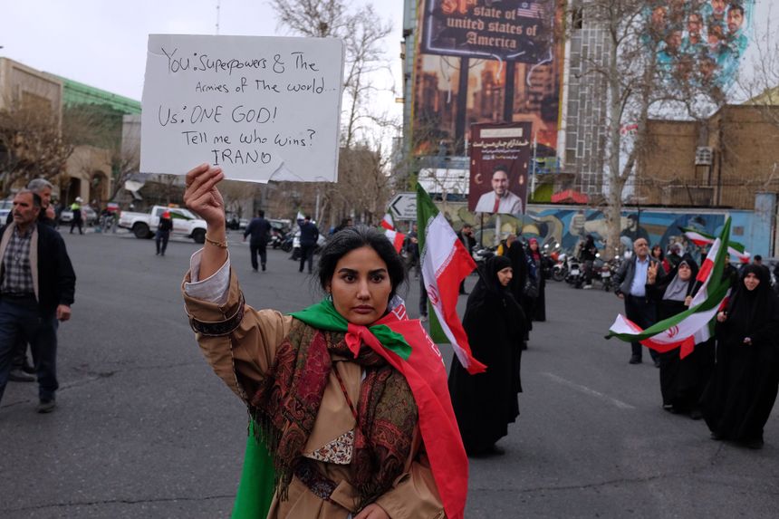 En kvinne uten det påbudte sjalet fotografert under en demonstrasjon i Teheran lørdag mot Israels og USAs pågående angrep på Iran. Foto: Vahid Salemi