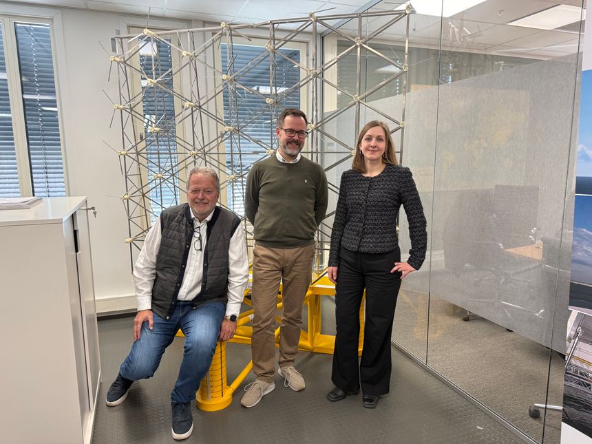 Teknisk leder Ivar Knutsen (midten) i Wind Catching Systems foran modellen av konseptet – flankert av TUs programledere Jan Moberg og Ellen Viseth. Foto: Phelise P