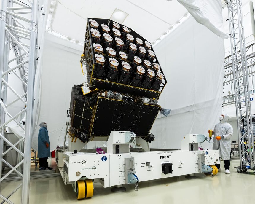 Her ser du Platos 26 kameraer vendt oppover. Ingeniørene arbeider i en rentrom for å beskytte instrumentene. Foto:  ESA-SJM Photography