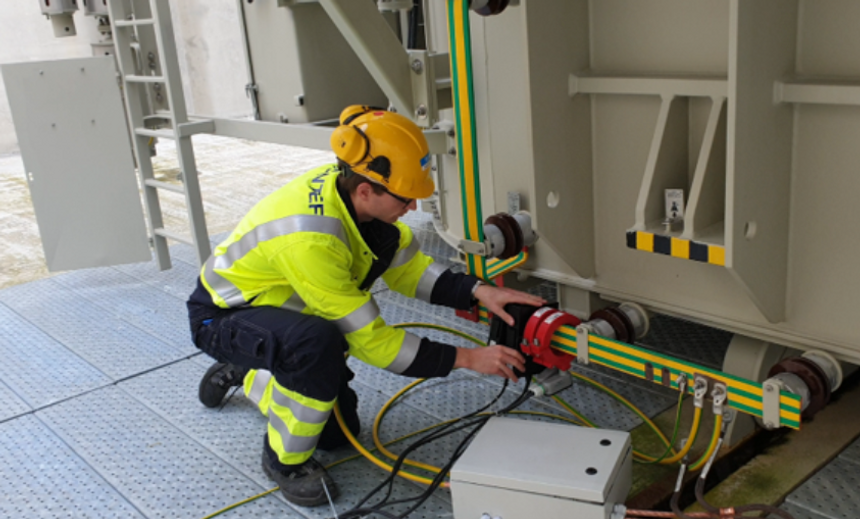 Her monteres solstormmålere på en norsk transformator. Disse måler likestrøm i nøytralpunktet til transformatorene. I et ideelt system skal denne strømmen være lik null, men forstyrrelser i jordas magnetfelt forårsaket av solstormer skaper likevel sterke likestrømmer som kan skade transformatorene. Foto:  Sintef