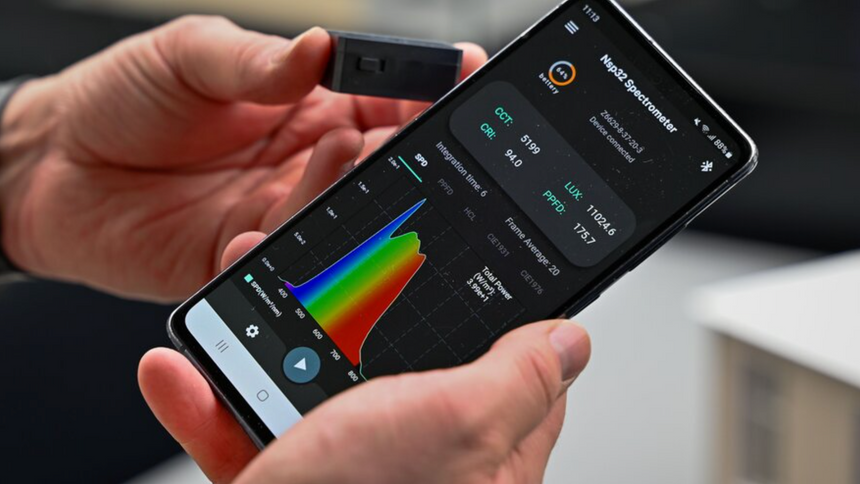 Ved hjelp av en liten sensor kan Tobias Kristiansen måle lysspekteret i og rundt boliger. Foto:  Johanne Høie Kolås/NMBU