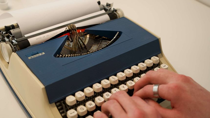 Rekkefølgen på bokstavene på tastaturet er laget for at ikke skrivemaskinens «armer» skal henge seg fast i hverandre, slik som på bildet. Rekkefølgen er opprettholdt i dataalderen, selv om det ikke lenger er et problem. Foto:  Elina Melteig/UiO